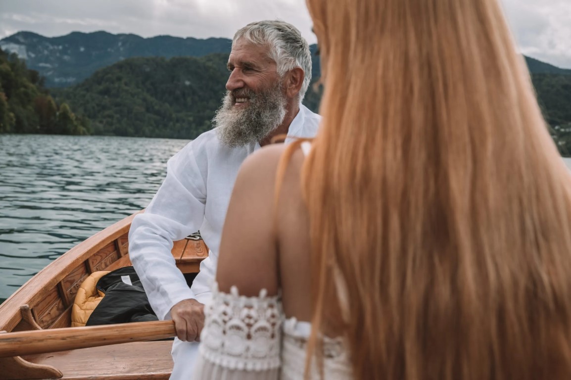 Poročni fotograf Bled – par pri cerkvi na otoku